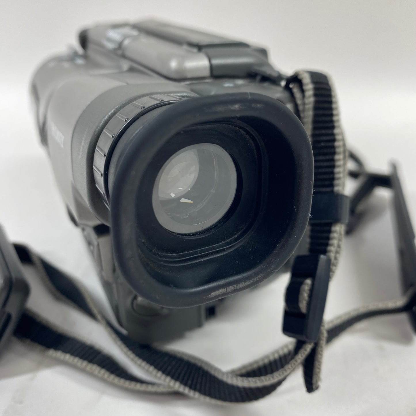 Sony Handycam Cassette Video Camcorder CCD-TR200